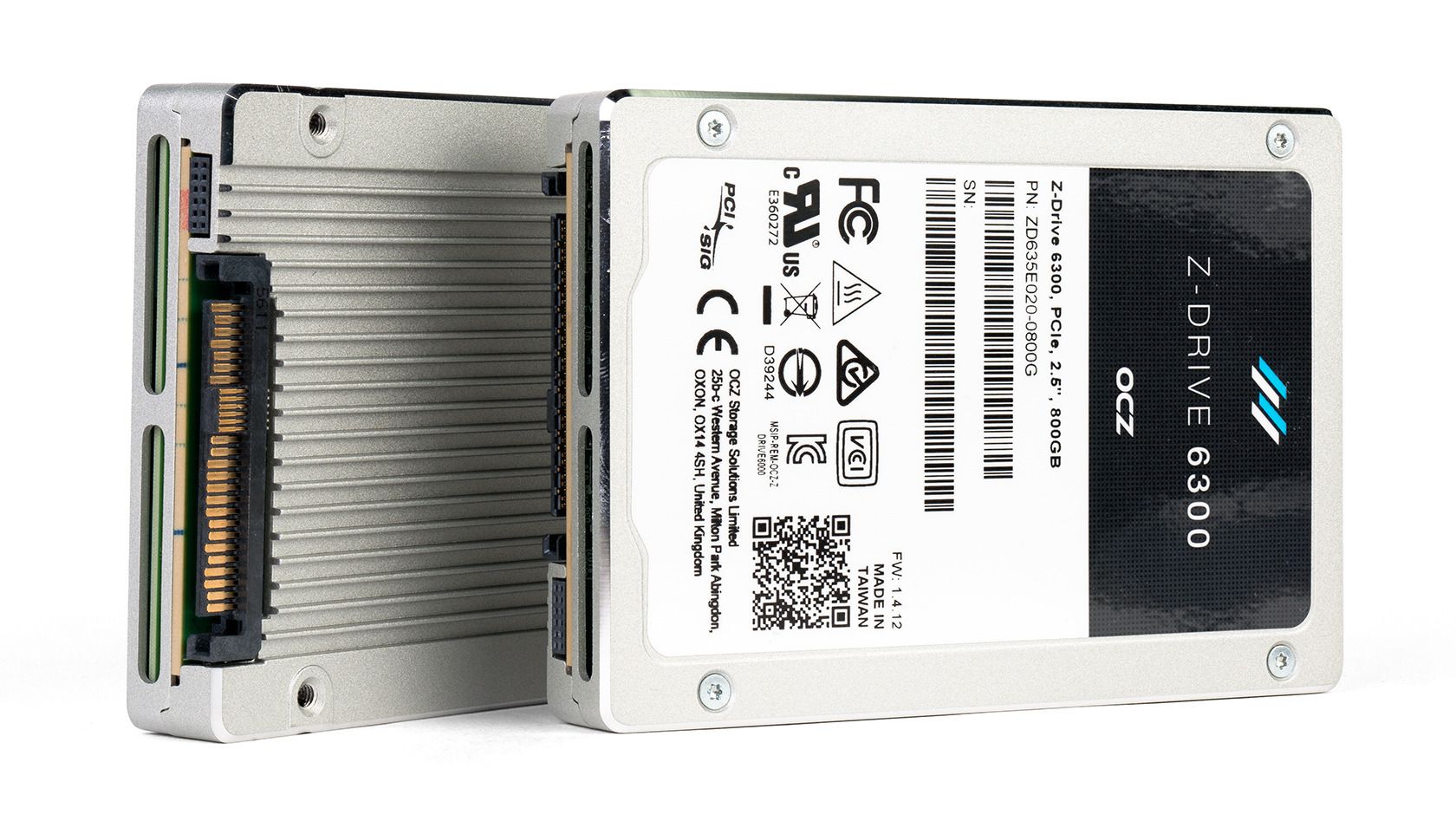 Серверный SSD формата 2,5″: два накопителя на белом фоне